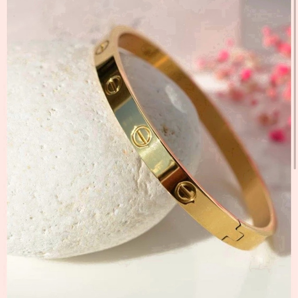 Gold Tone Bangle Bracelet Love Design Stainless Steel Non-Tarnish Jewelry